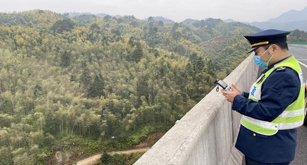 高速路管员巡逻用上千里眼无人机,巡逻效率大大(图1) 高速路管员巡逻用上千里眼无人机,巡逻效率大大(图1)